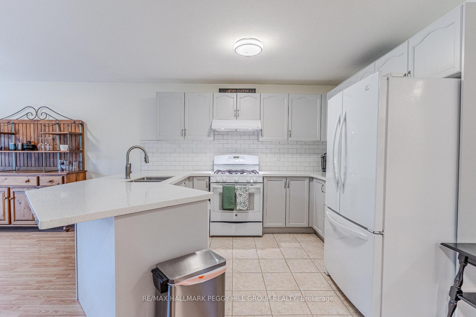 Photo 4 of 5 Hogan Court, Barrie, East Bayfield — HOMEH