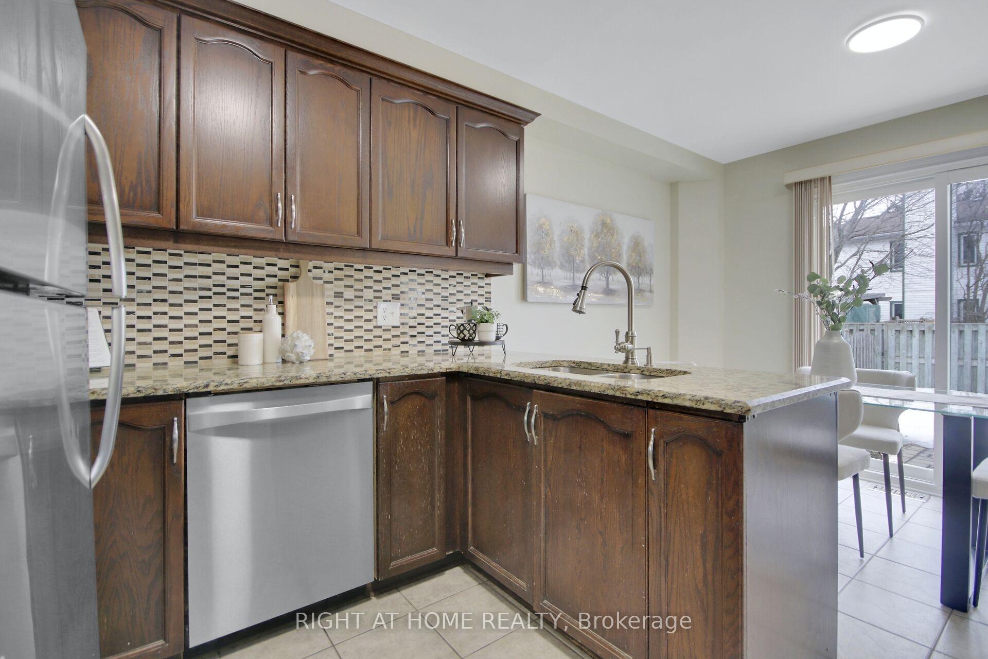 Photo 16 of 53 Armagh Way, Ottawa, Barrhaven - Longfields — HOMEH