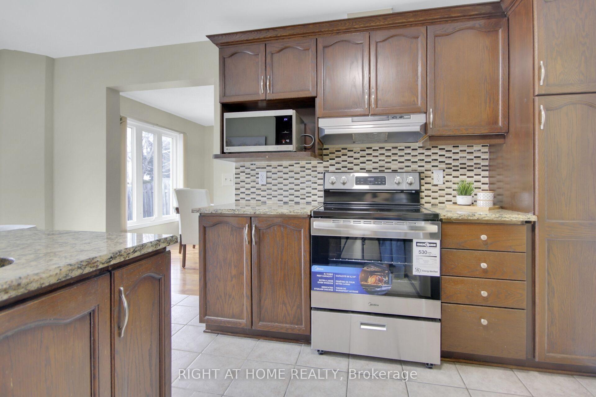 Photo 17 of 53 Armagh Way, Ottawa, Barrhaven - Longfields — HOMEH