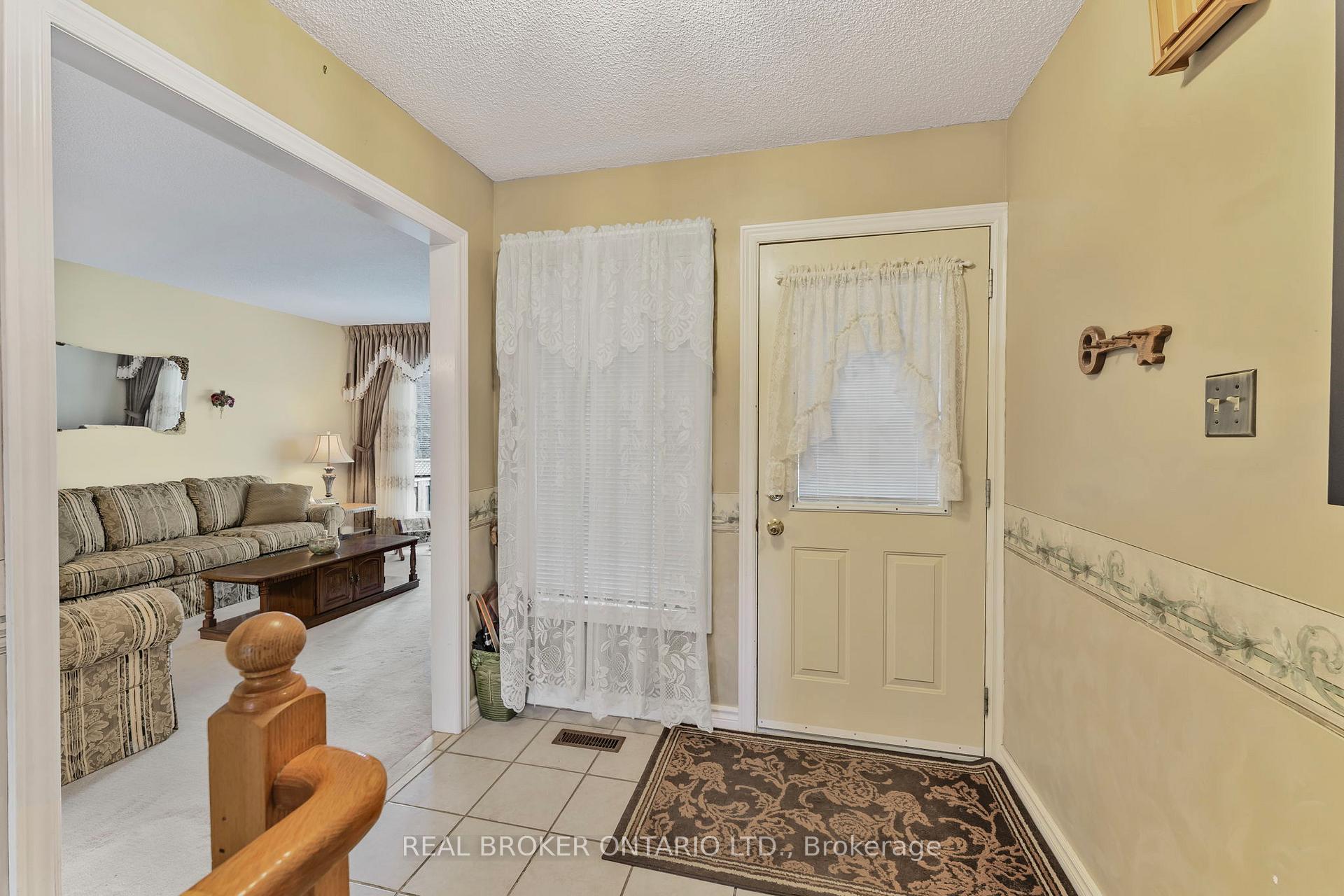 Photo 4 of 3 Wiseman Court, Barrie, Northwest — HOMEH