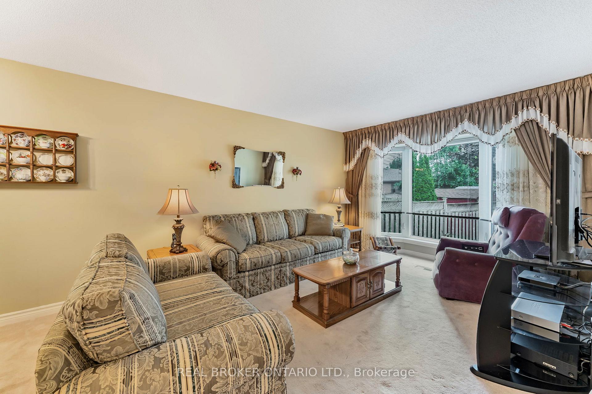 Photo 5 of 3 Wiseman Court, Barrie, Northwest — HOMEH