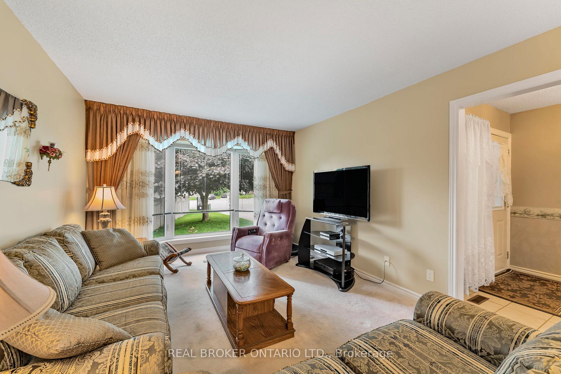 Photo 6 of 3 Wiseman Court, Barrie, Northwest — HOMEH