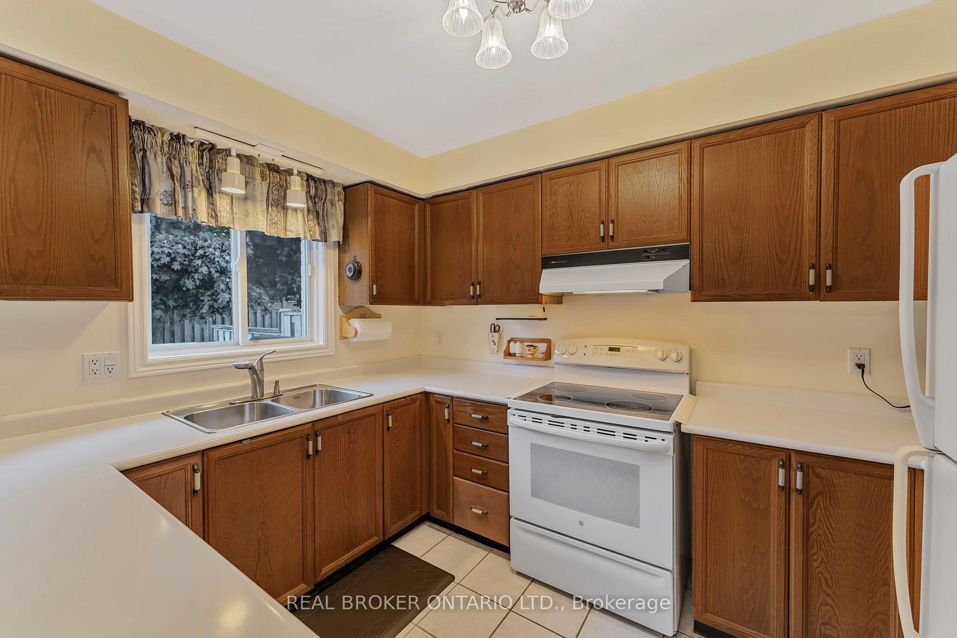 Photo 12 of 3 Wiseman Court, Barrie, Northwest — HOMEH