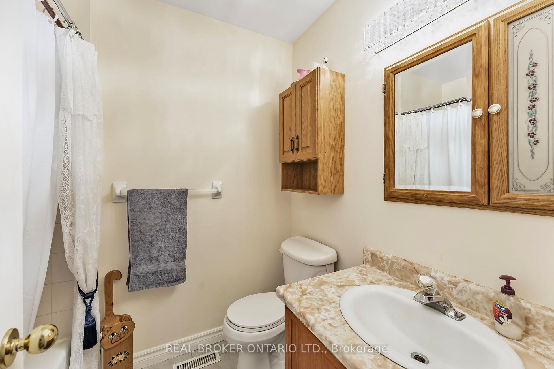 Photo 17 of 3 Wiseman Court, Barrie, Northwest — HOMEH
