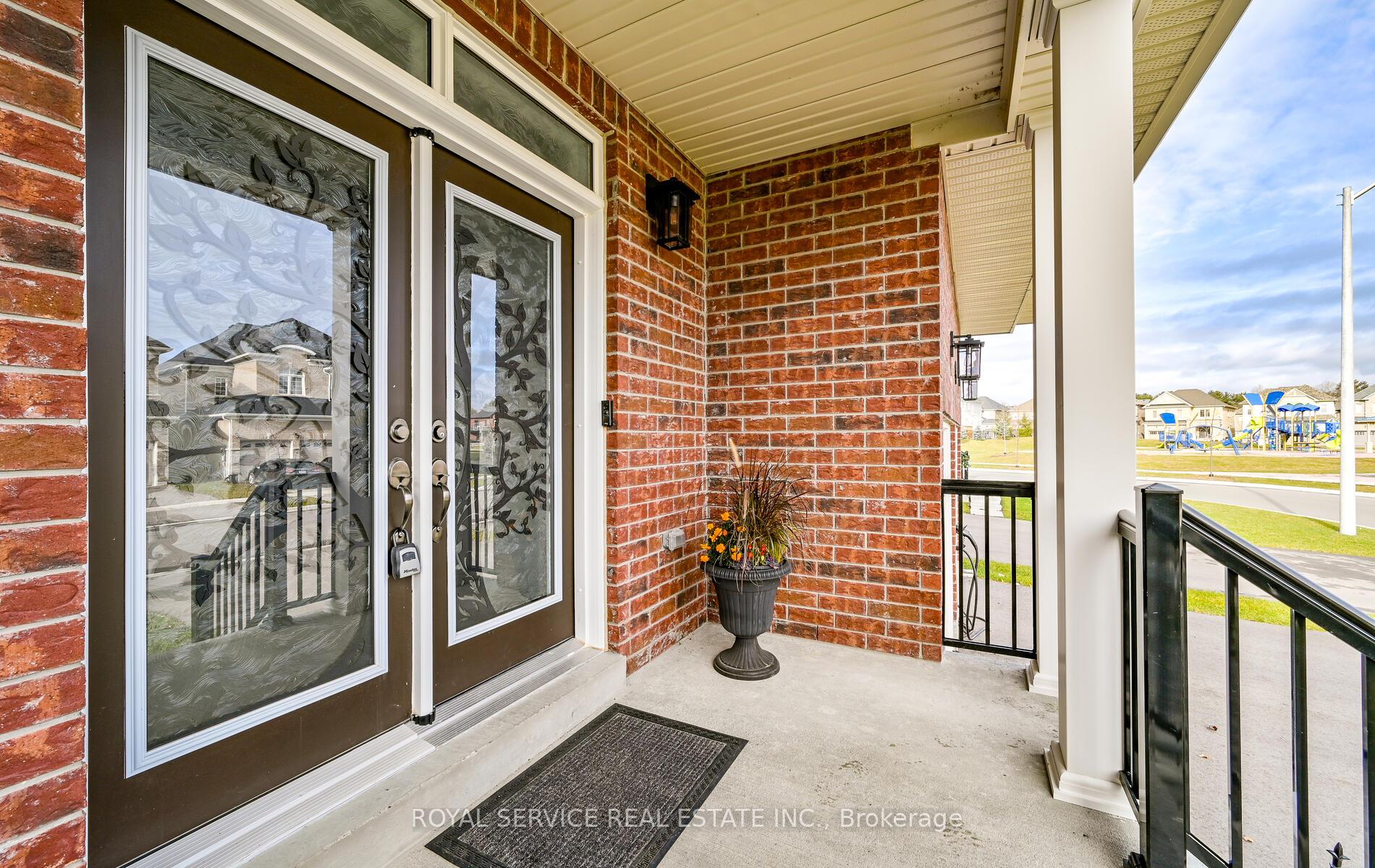 Photo 3 of 189 Douglas Kemp Crescent, Clarington, Bowmanville — HOMEH