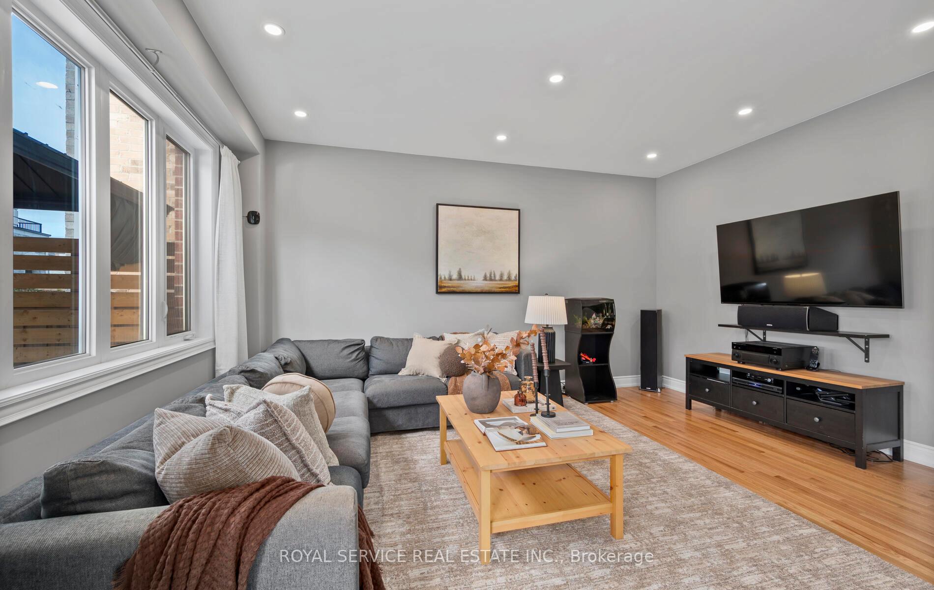 Photo 10 of 189 Douglas Kemp Crescent, Clarington, Bowmanville — HOMEH