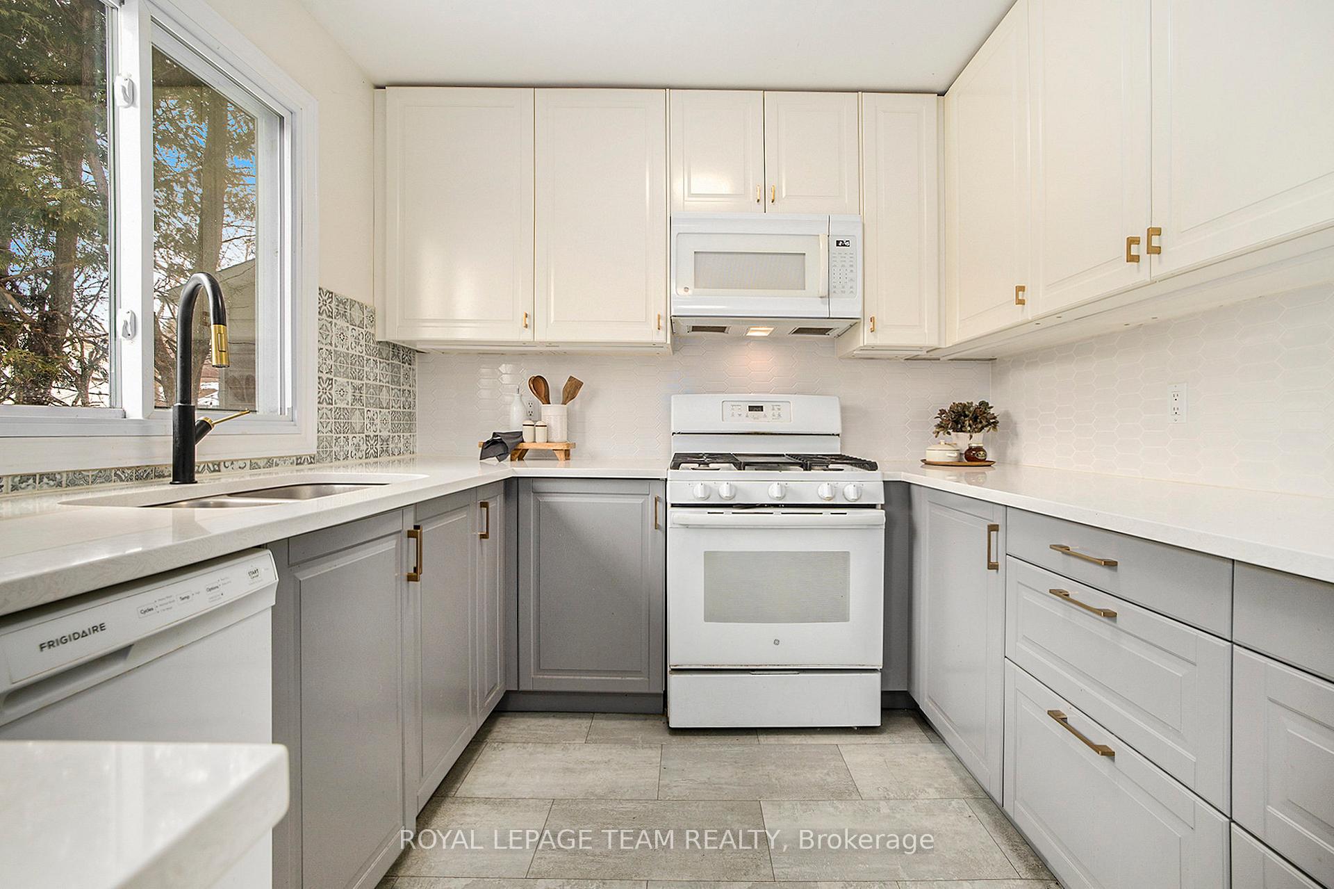 Photo 13 of 11 Foxfield Drive, Ottawa, Barrhaven - Knollsbrook — HOMEH