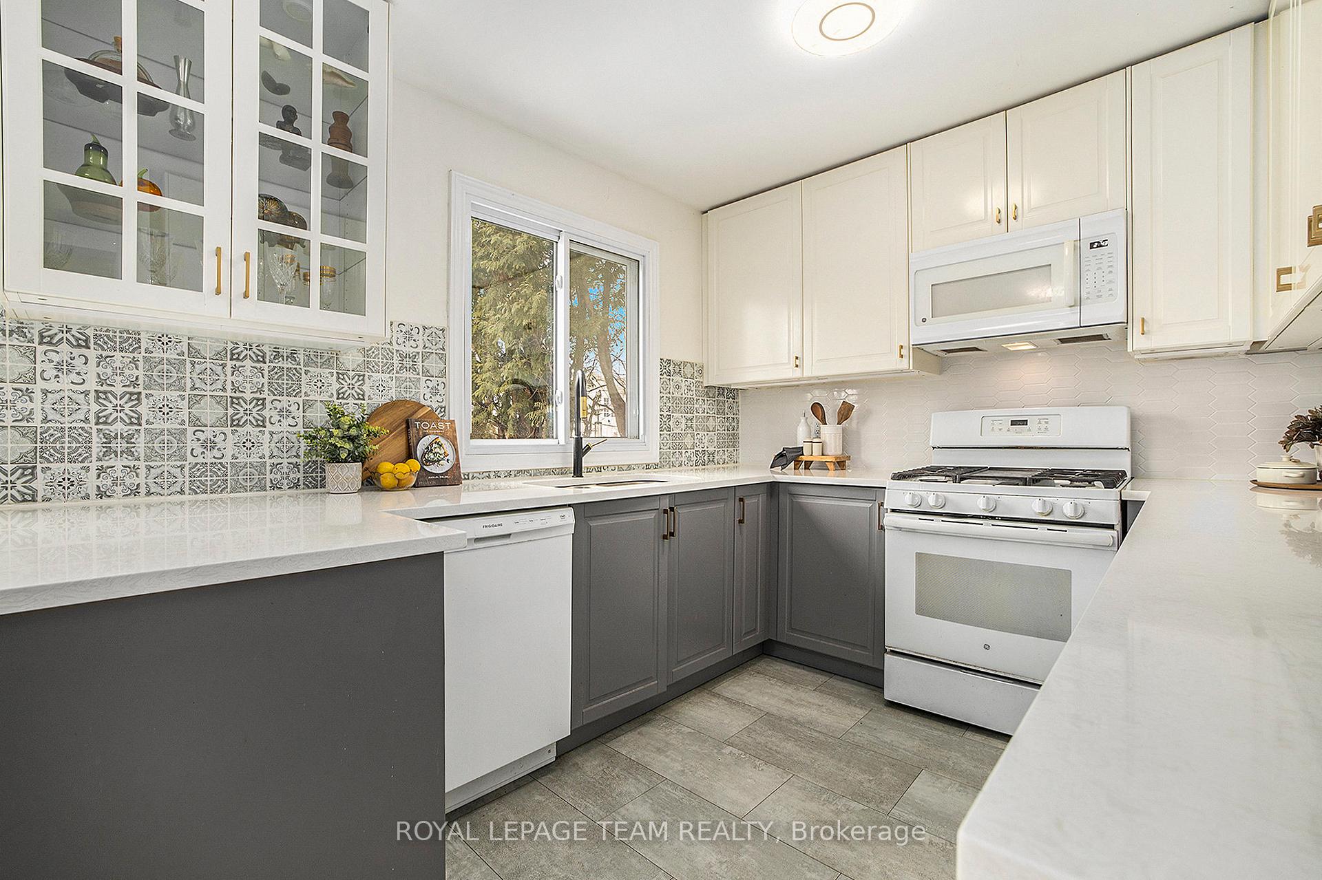 Photo 14 of 11 Foxfield Drive, Ottawa, Barrhaven - Knollsbrook — HOMEH