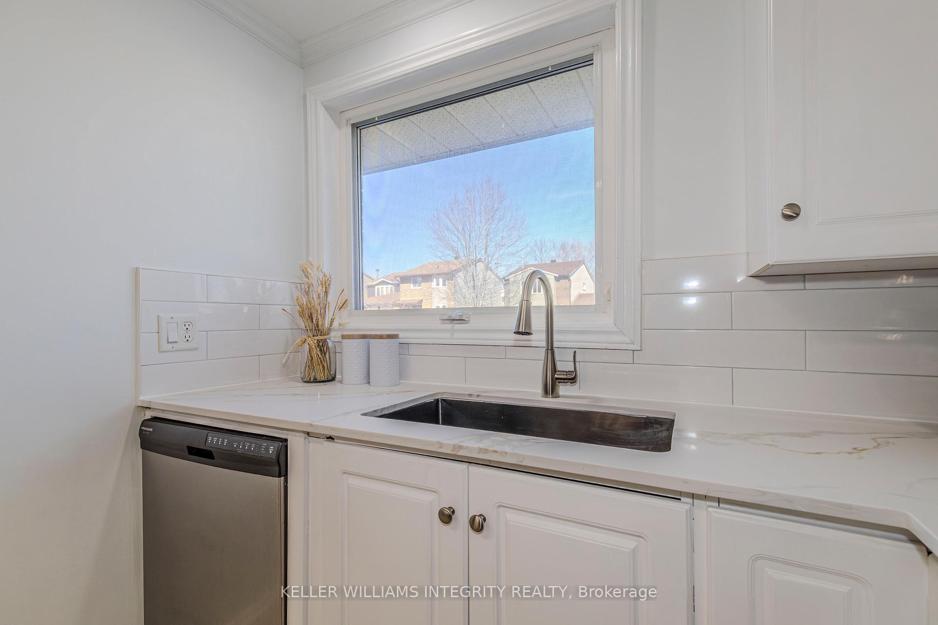 Photo 9 of 29 Whelan Drive, Ottawa, Barrhaven - Pheasant Run — HOMEH