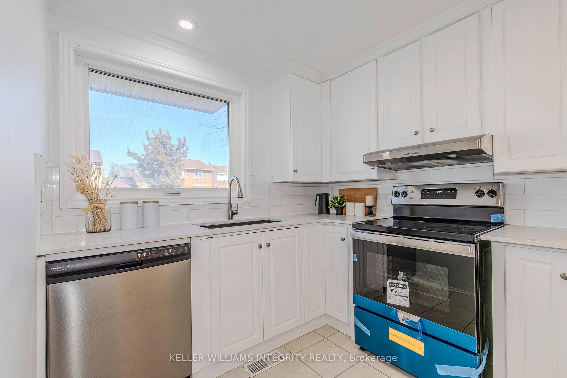 Photo 10 of 29 Whelan Drive, Ottawa, Barrhaven - Pheasant Run — HOMEH
