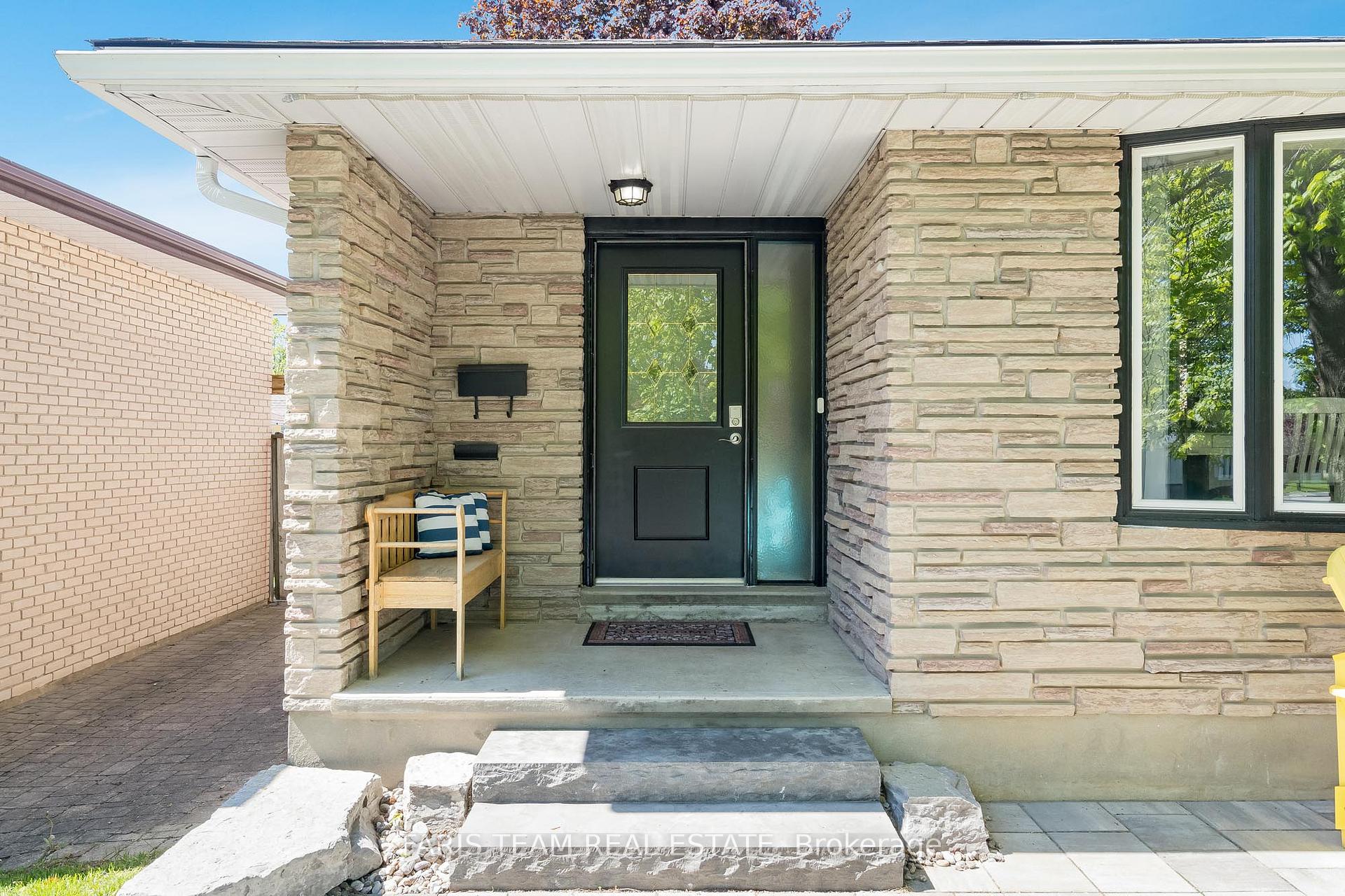 Photo 4 of 47 Springhome Road, Barrie, Allandale Heights — HOMEH