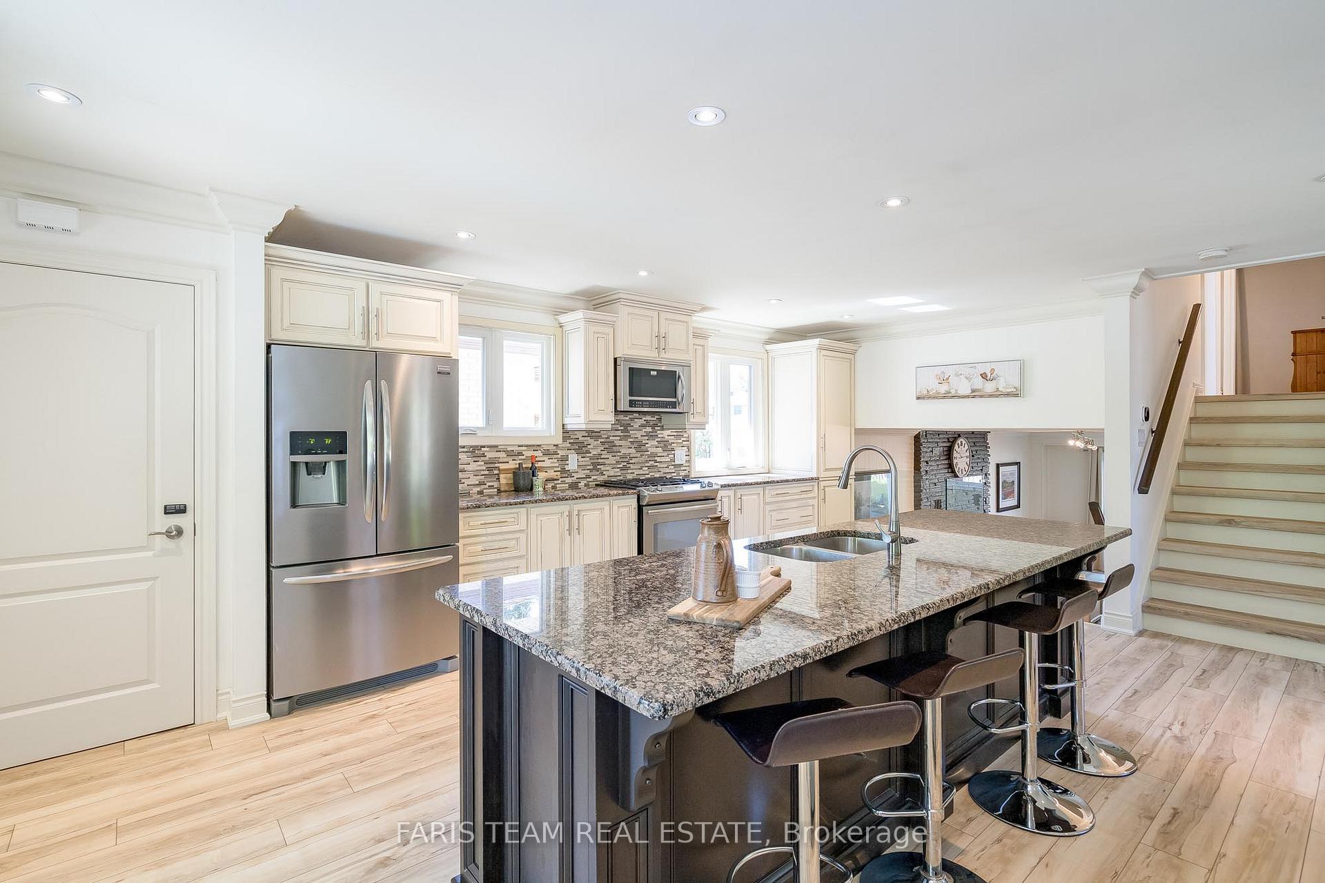 Photo 5 of 47 Springhome Road, Barrie, Allandale Heights — HOMEH