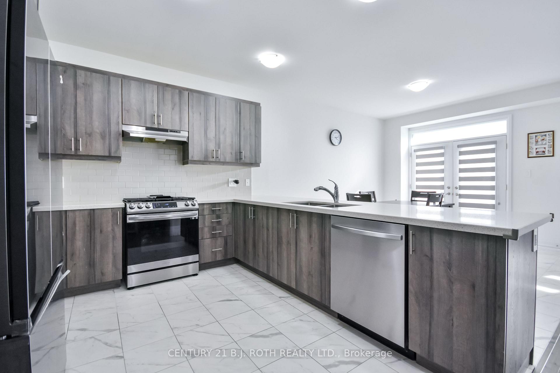 Photo 12 of 130 Franklin Trail, Barrie, Holly — HOMEH