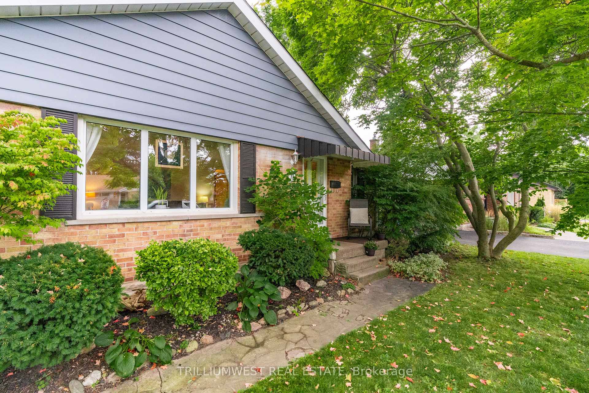 Photo 2 of 11 Cadillac Drive, Guelph, St. George's — HOMEH