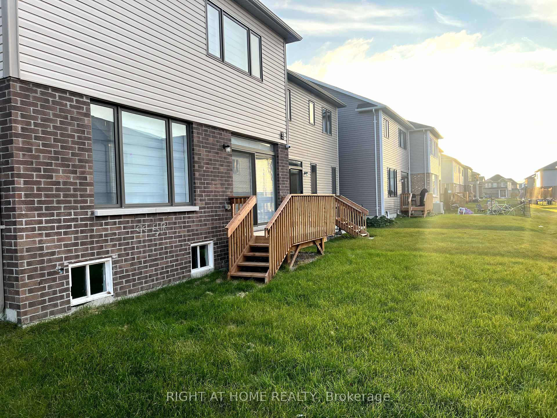 Photo 2 of 28 Bannister Road, Barrie, Rural Barrie Southeast — HOMEH