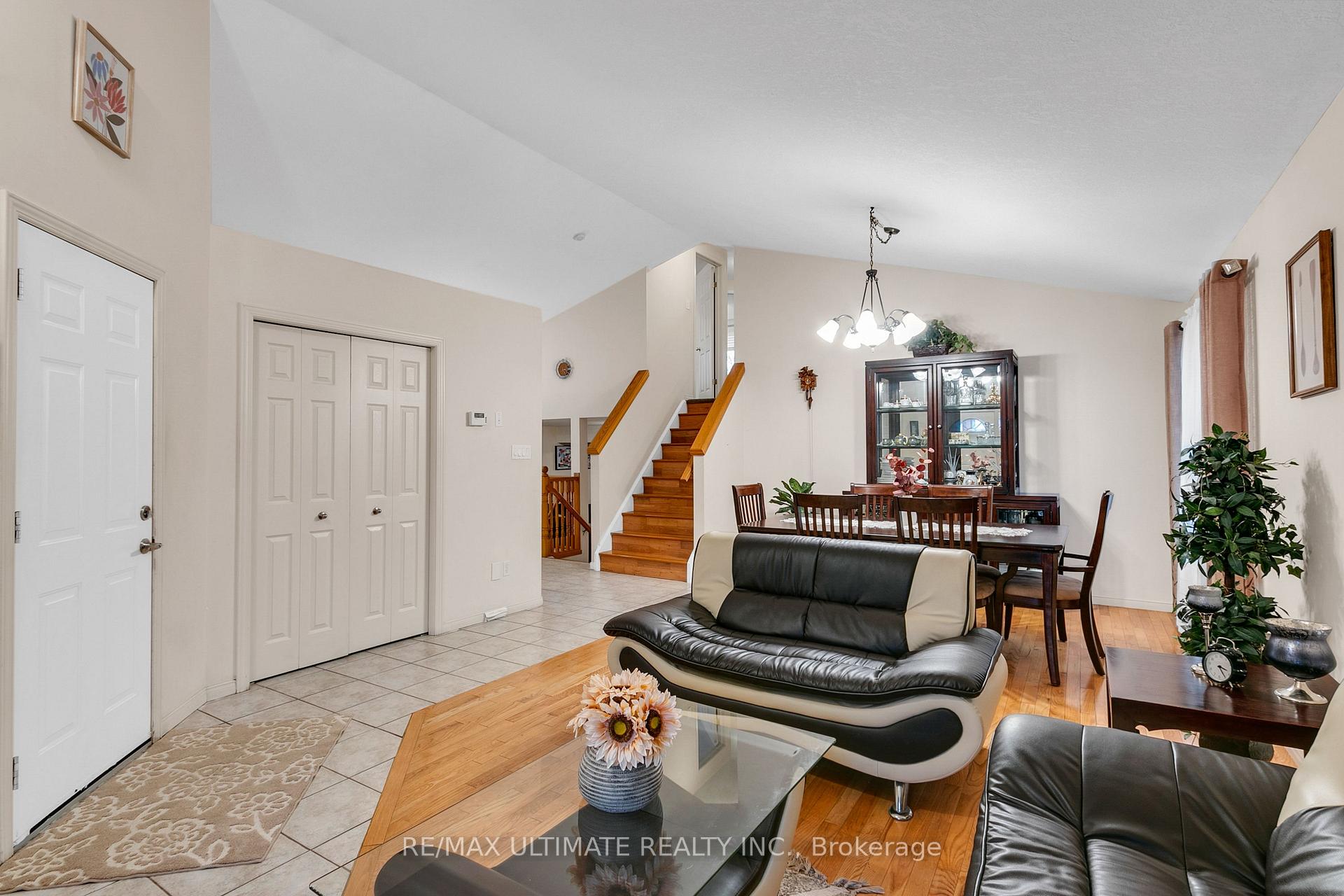 Photo 5 of 209 Deerpath Drive, Guelph, Willow West/Sugarbush/West Acres — HOMEH
