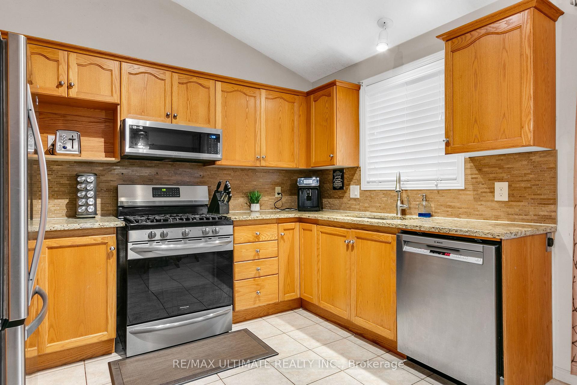 Photo 10 of 209 Deerpath Drive, Guelph, Willow West/Sugarbush/West Acres — HOMEH