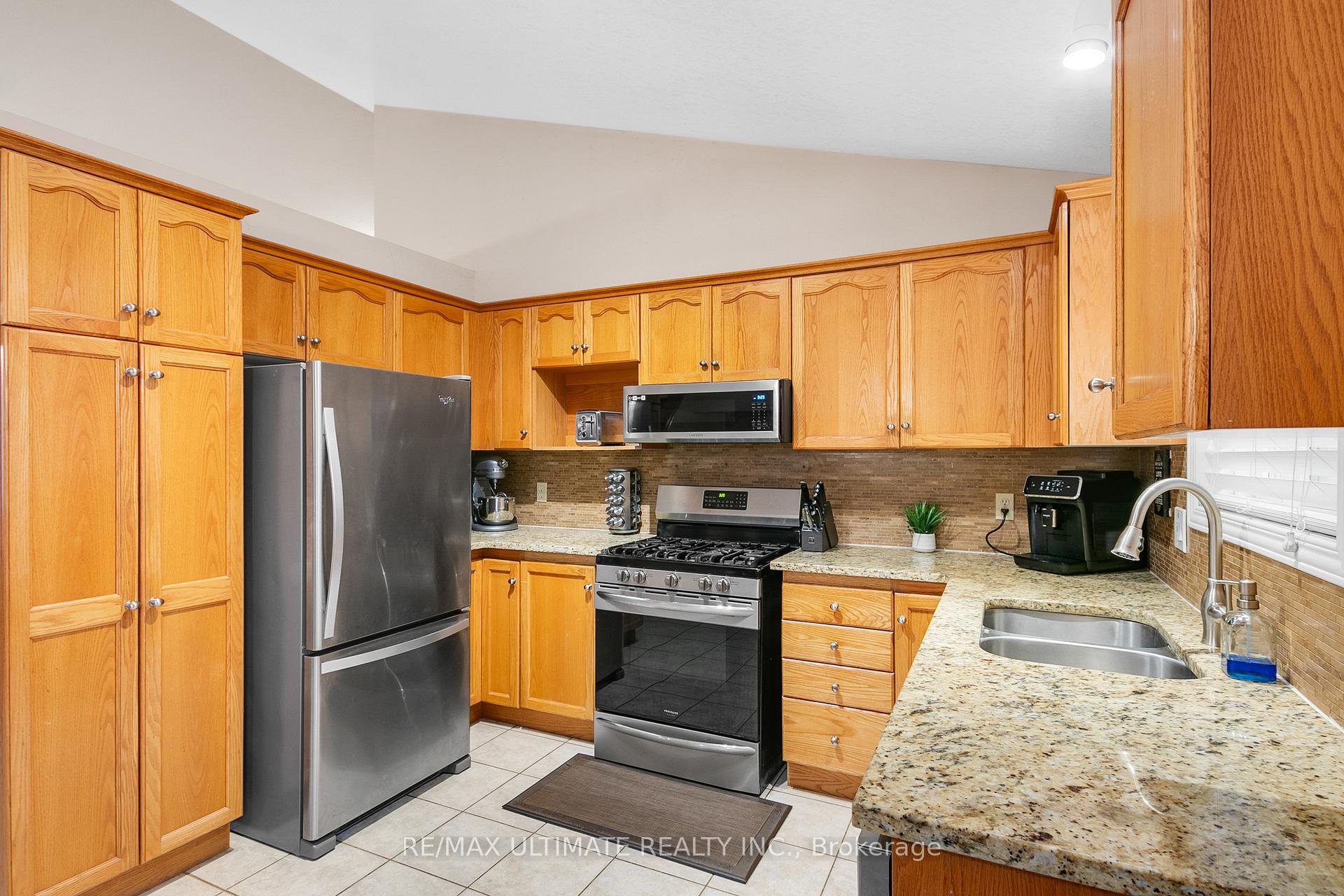 Photo 12 of 209 Deerpath Drive, Guelph, Willow West/Sugarbush/West Acres — HOMEH
