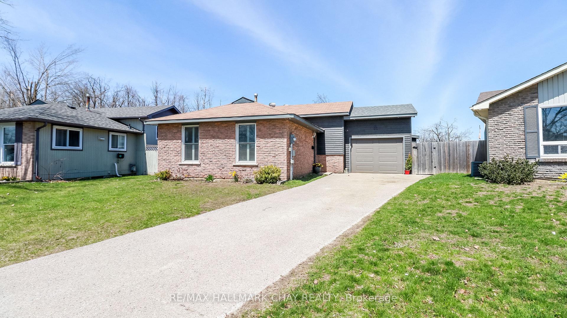 Photo 2 of 51 Christie Crescent, Barrie, Letitia Heights — HOMEH