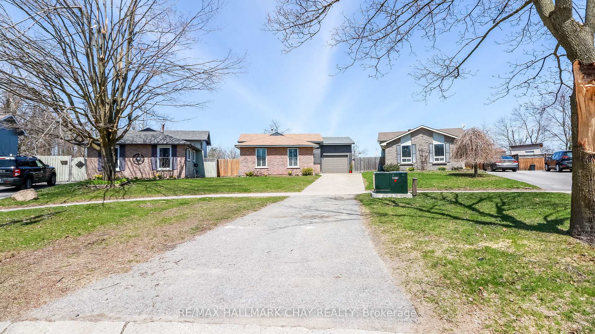 Photo 3 of 51 Christie Crescent, Barrie, Letitia Heights — HOMEH
