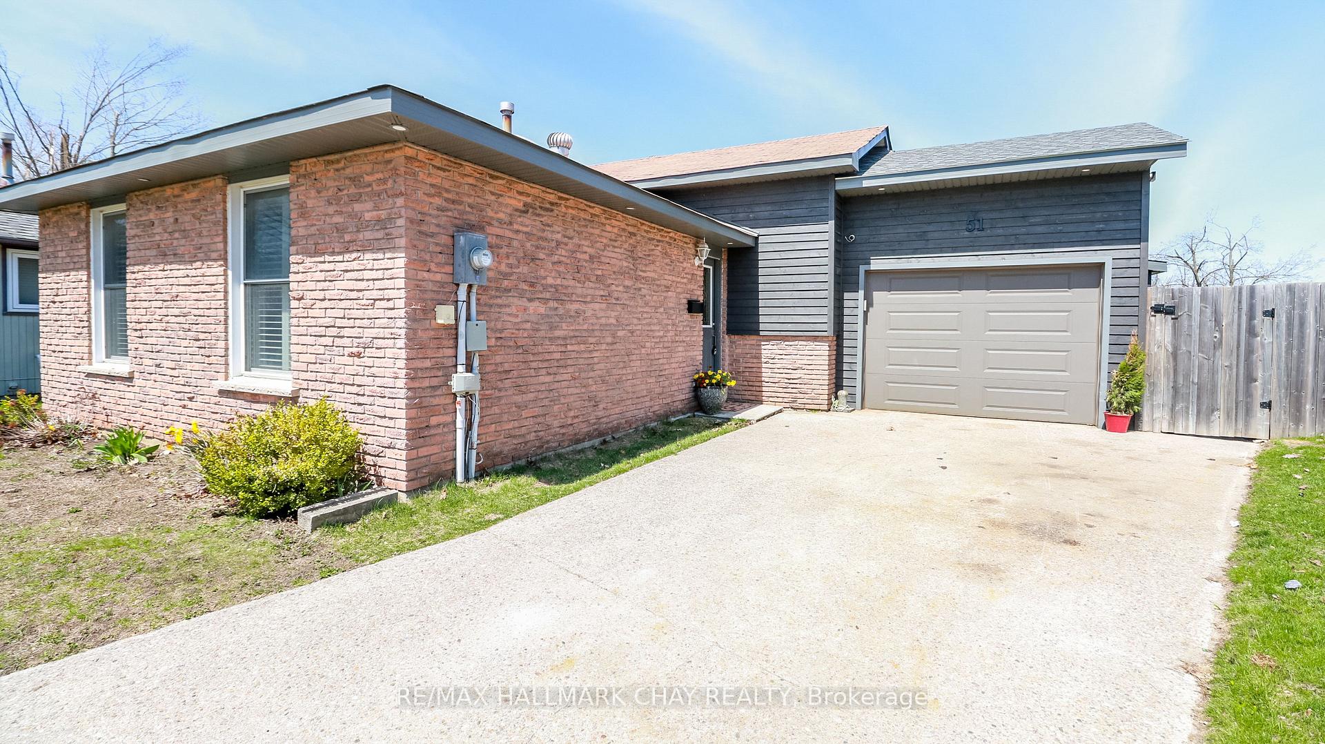 Photo 5 of 51 Christie Crescent, Barrie, Letitia Heights — HOMEH
