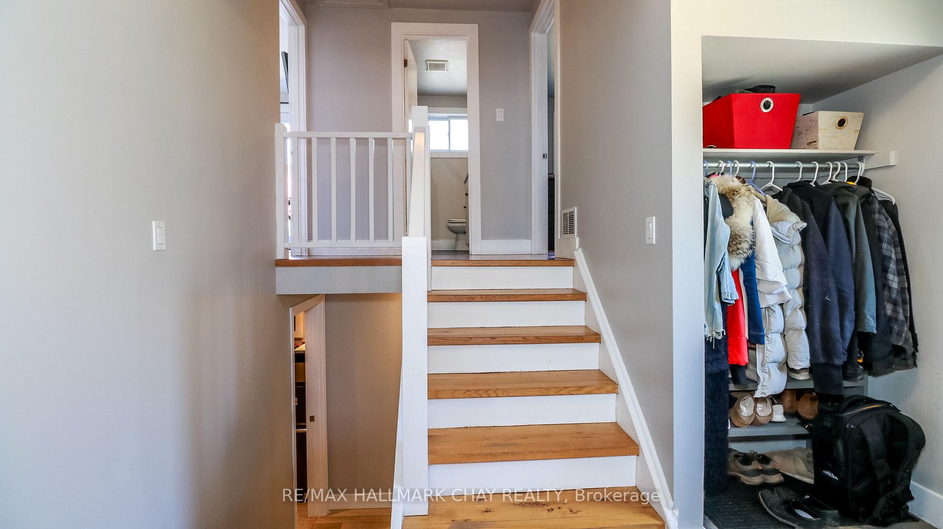 Photo 7 of 51 Christie Crescent, Barrie, Letitia Heights — HOMEH