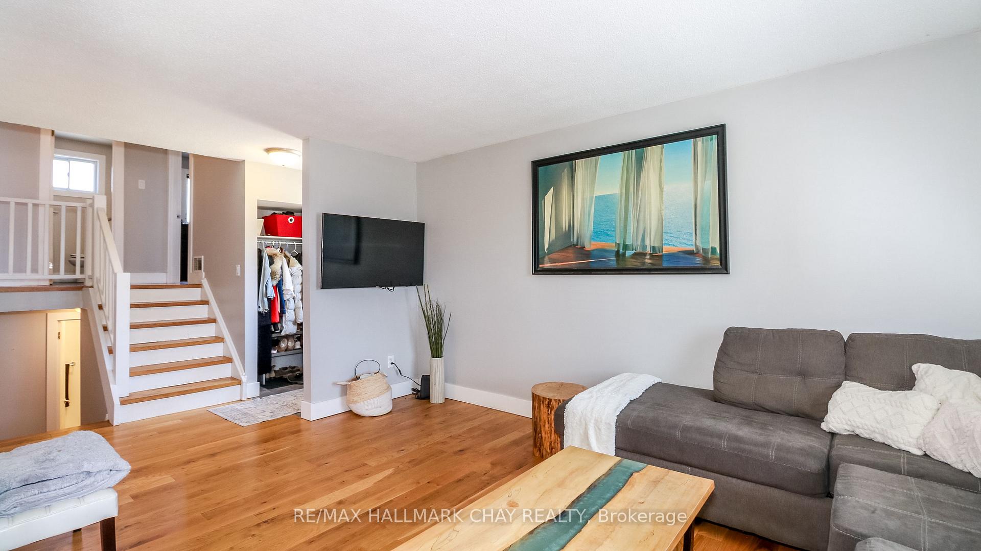 Photo 8 of 51 Christie Crescent, Barrie, Letitia Heights — HOMEH