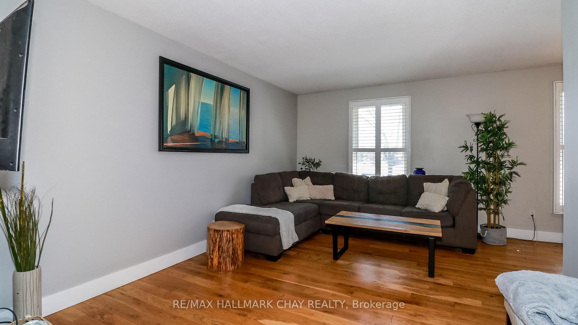 Photo 9 of 51 Christie Crescent, Barrie, Letitia Heights — HOMEH