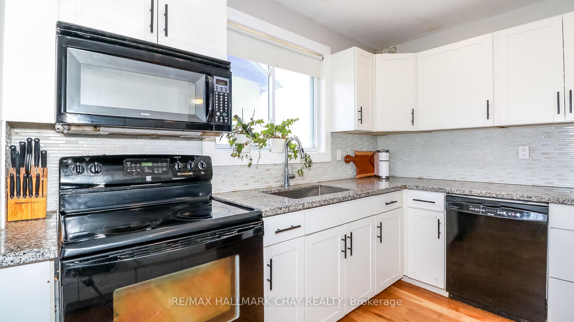 Photo 13 of 51 Christie Crescent, Barrie, Letitia Heights — HOMEH