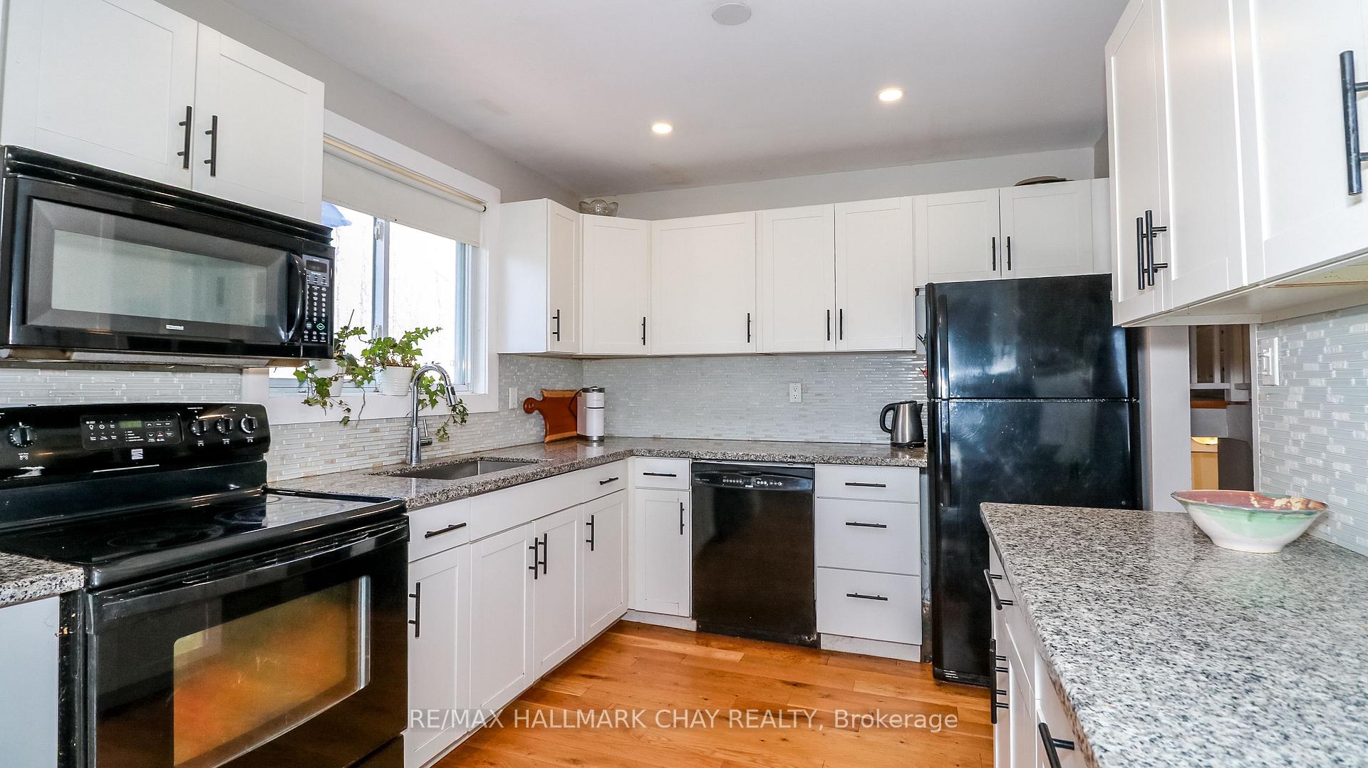 Photo 14 of 51 Christie Crescent, Barrie, Letitia Heights — HOMEH