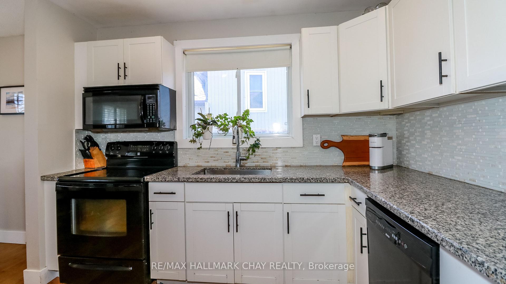 Photo 15 of 51 Christie Crescent, Barrie, Letitia Heights — HOMEH