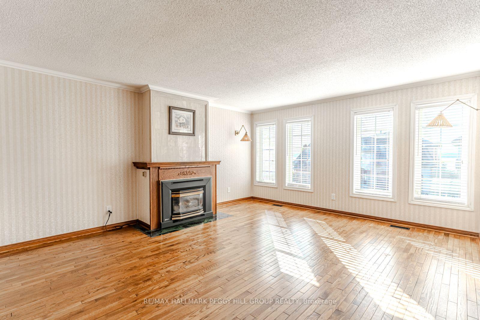 Photo 9 of 36 Kempenfelt Drive, Barrie, North Shore — HOMEH