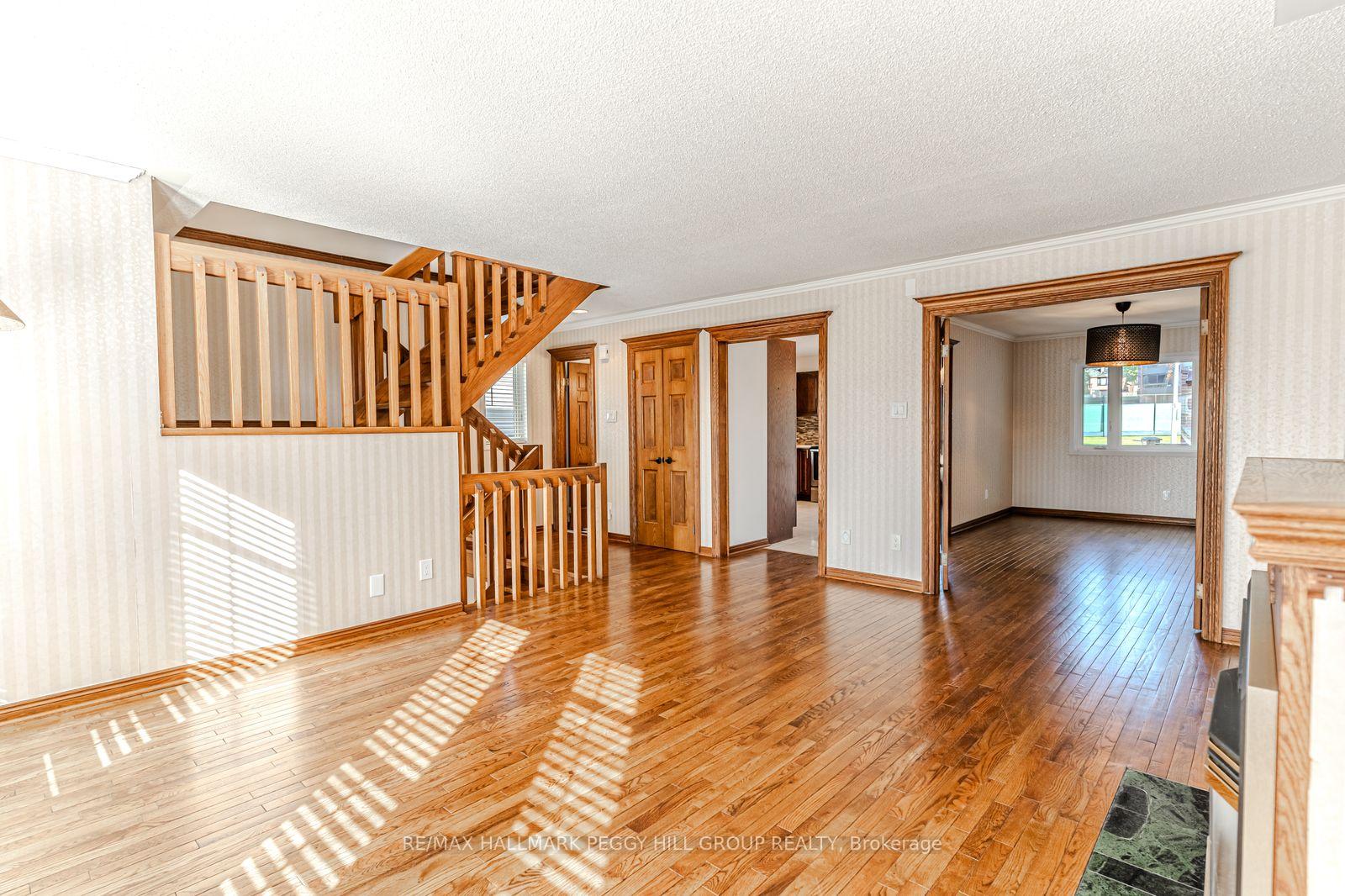 Photo 4 of 36 Kempenfelt Drive, Barrie, North Shore — HOMEH