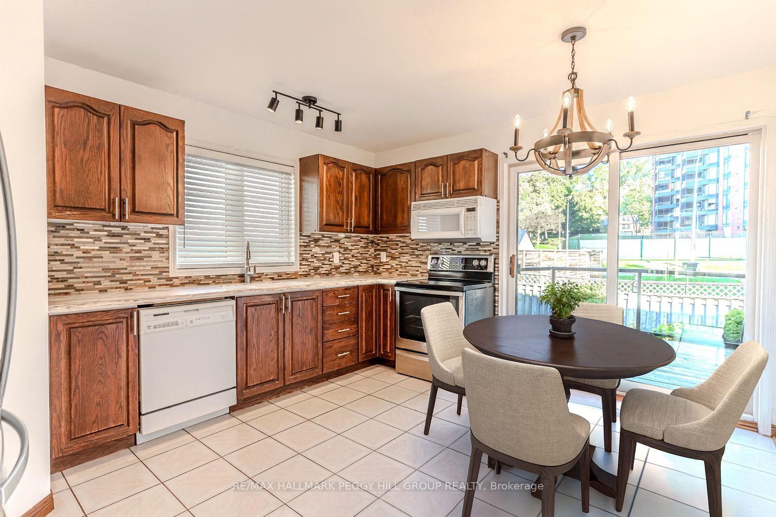 Photo 5 of 36 Kempenfelt Drive, Barrie, North Shore — HOMEH