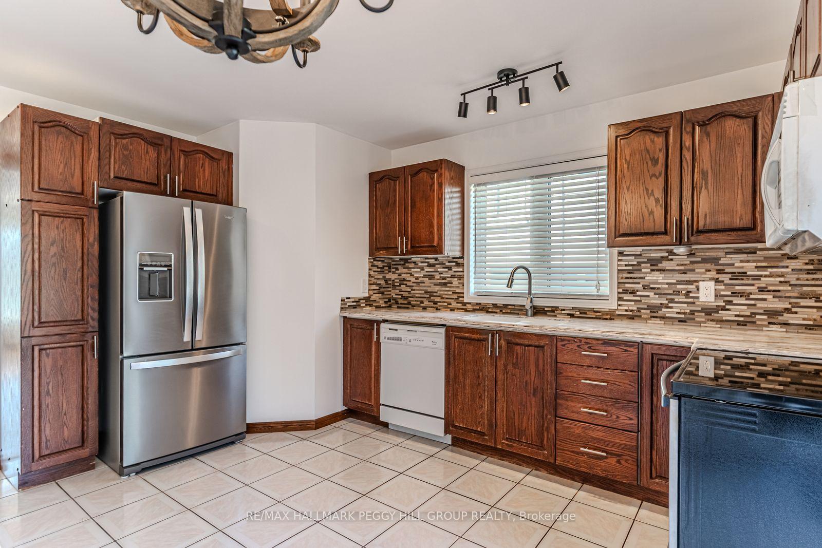 Photo 8 of 36 Kempenfelt Drive, Barrie, North Shore — HOMEH
