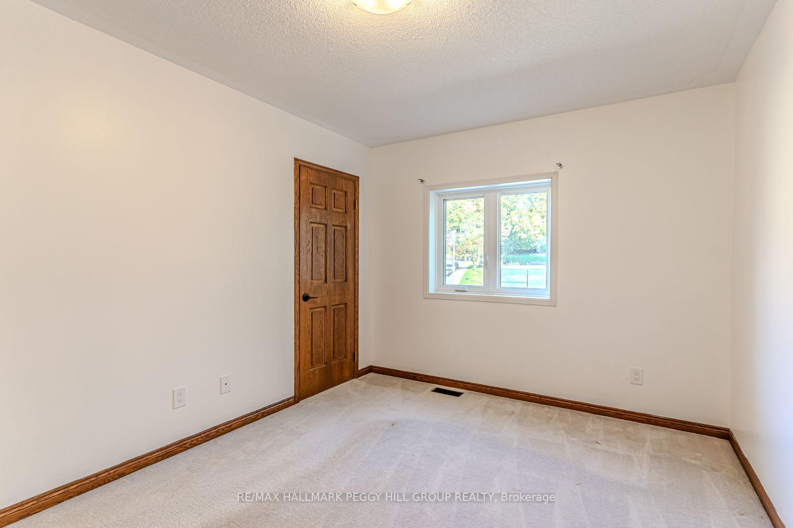 Photo 11 of 36 Kempenfelt Drive, Barrie, North Shore — HOMEH