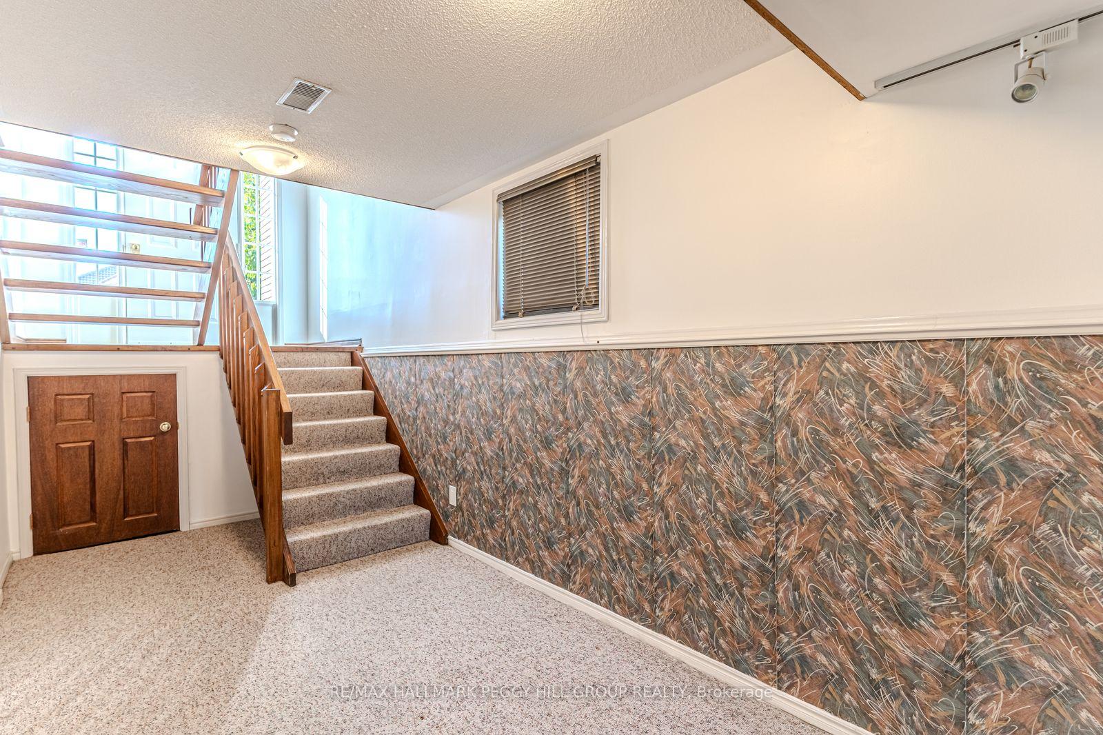Photo 12 of 36 Kempenfelt Drive, Barrie, North Shore — HOMEH