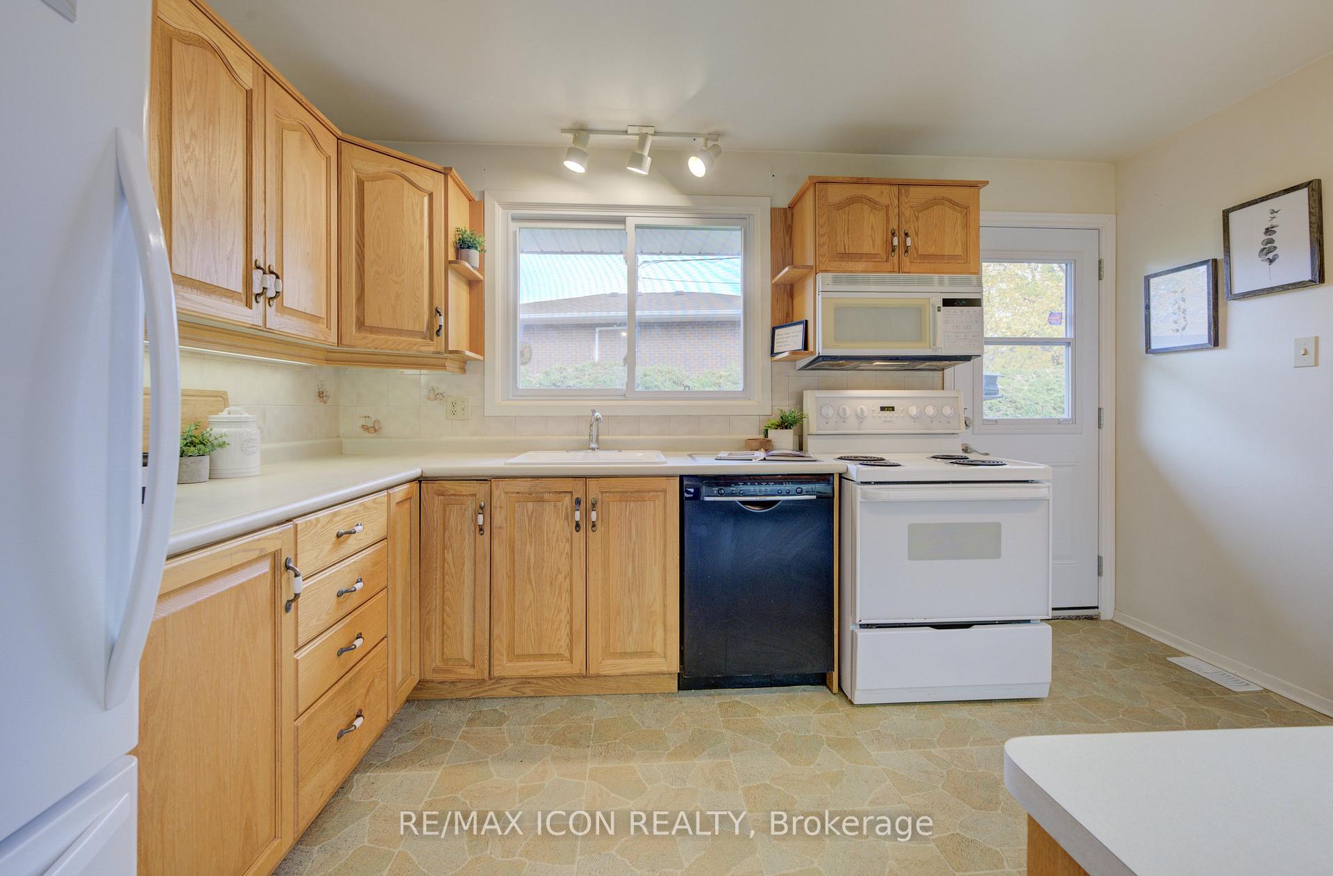 Photo 14 of 52 Brentwood Drive, Guelph, Riverside Park — HOMEH