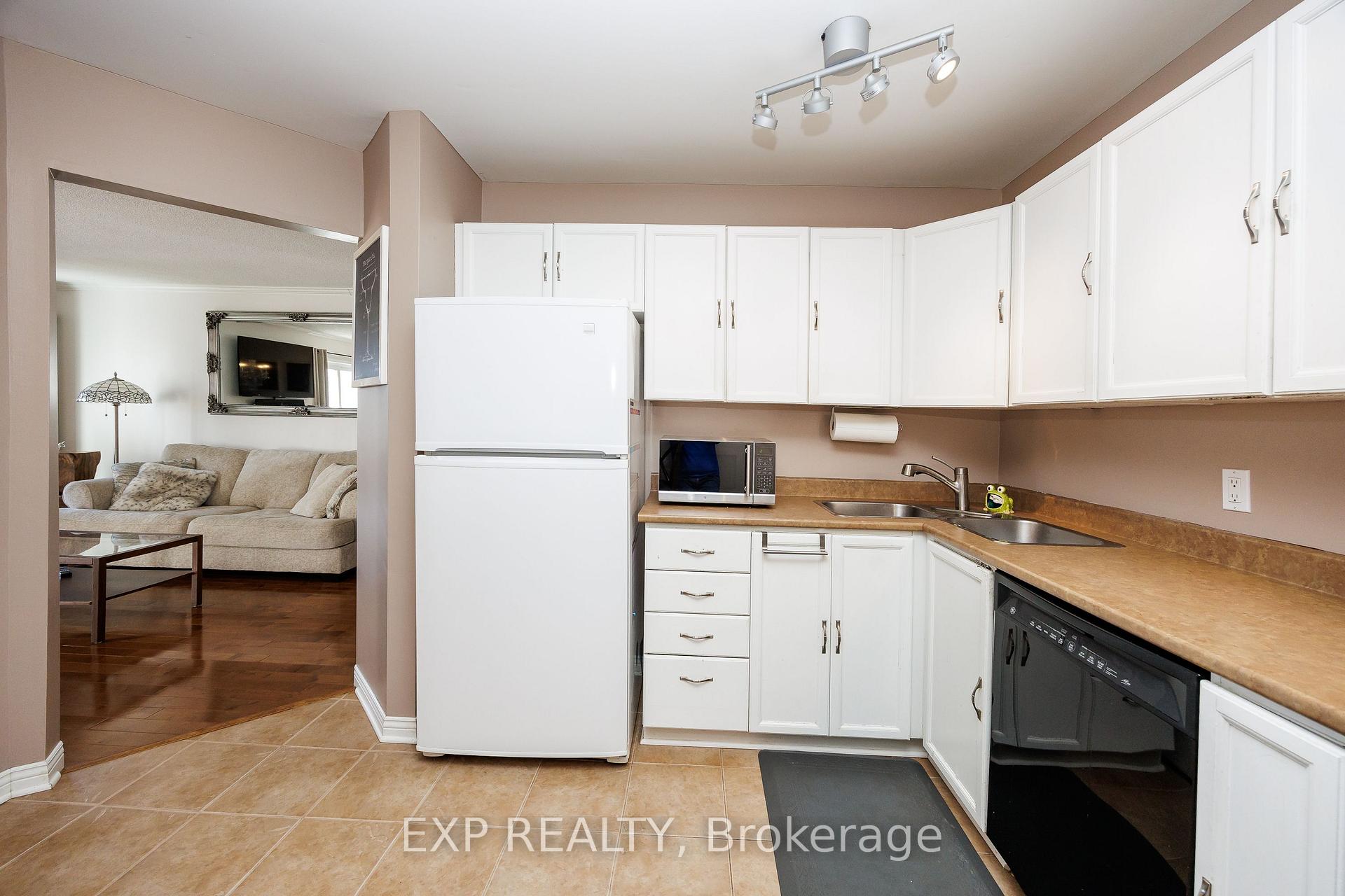 Photo 13 of 90 Pickwick Drive, Ottawa, Barrhaven - Cedargrove/Fraserdale — HOMEH