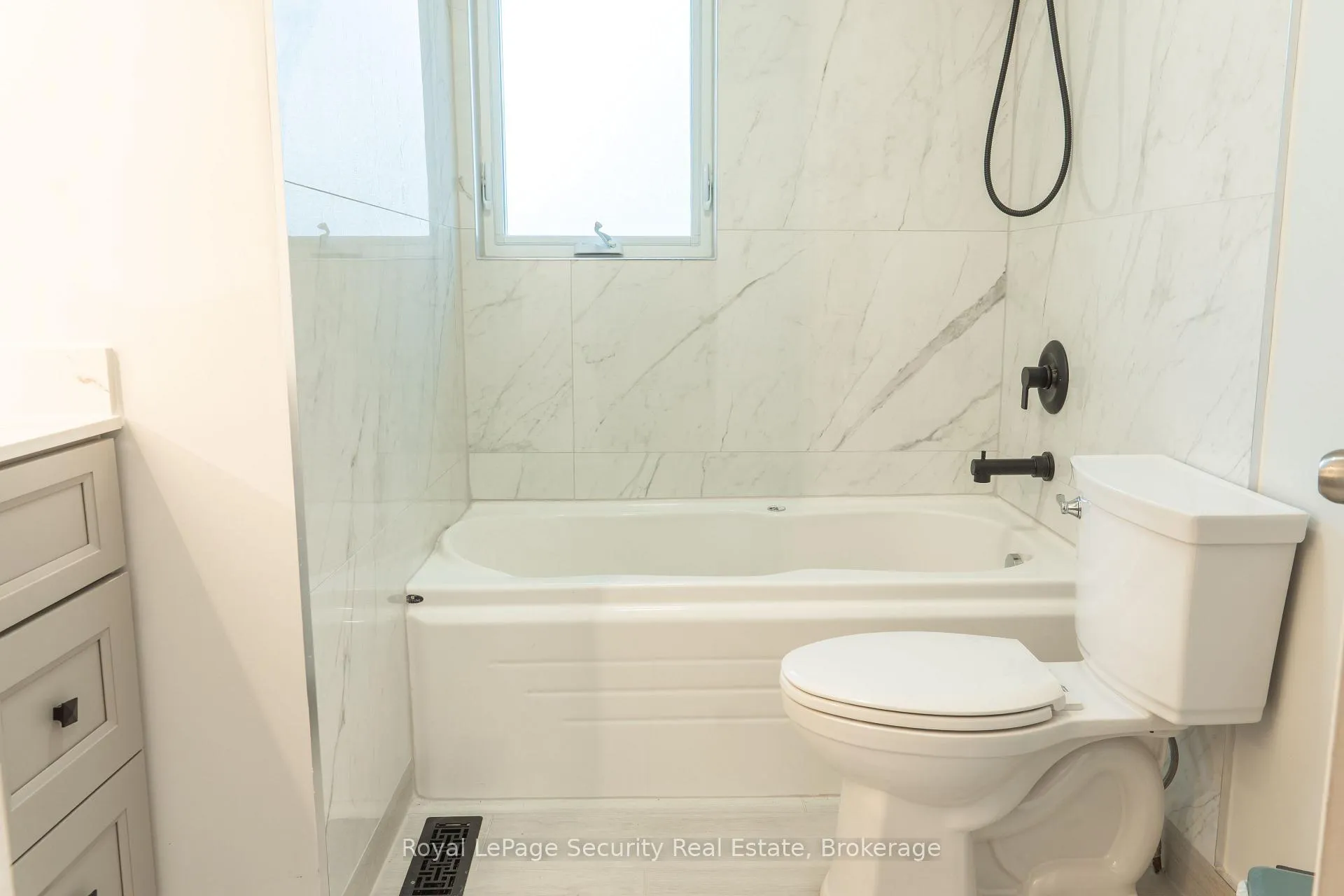 Photo 9 of 3248 Silverado Drive, Mississauga, Mississauga Valleys — HOMEH