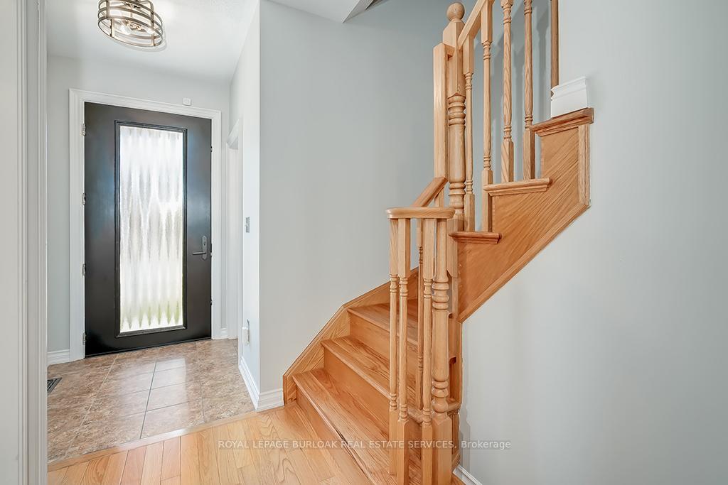 Photo 3 of 31 Tidemore Heights, Hamilton, Lakeshore — HOMEH