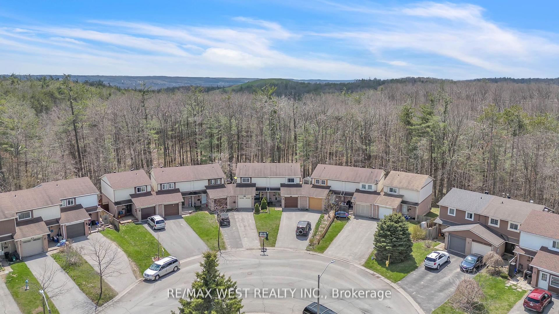 Photo 2 of 55 Burns Circle, Barrie, Letitia Heights — HOMEH