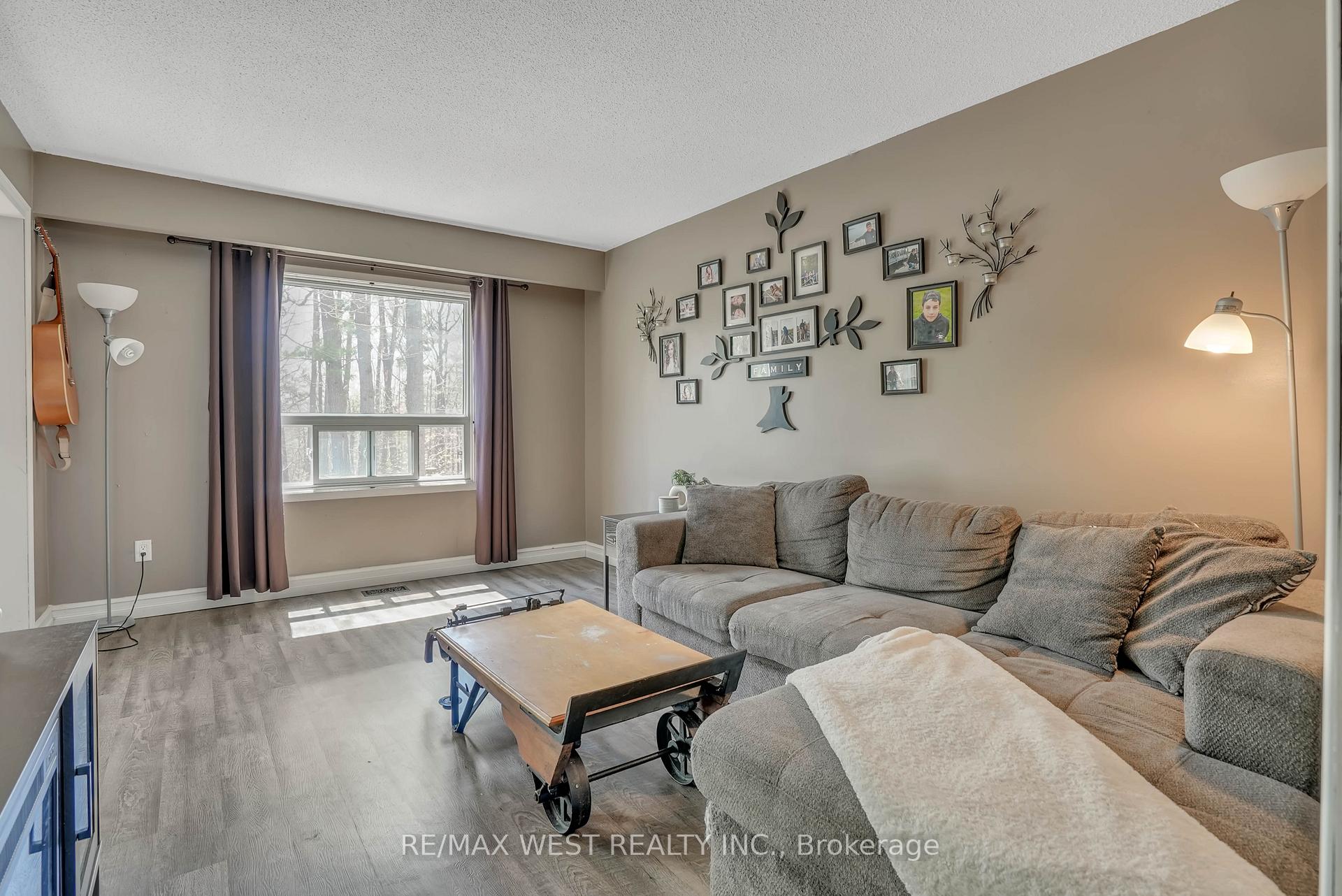 Photo 3 of 55 Burns Circle, Barrie, Letitia Heights — HOMEH
