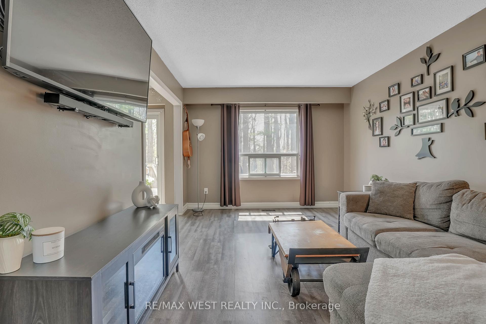 Photo 4 of 55 Burns Circle, Barrie, Letitia Heights — HOMEH