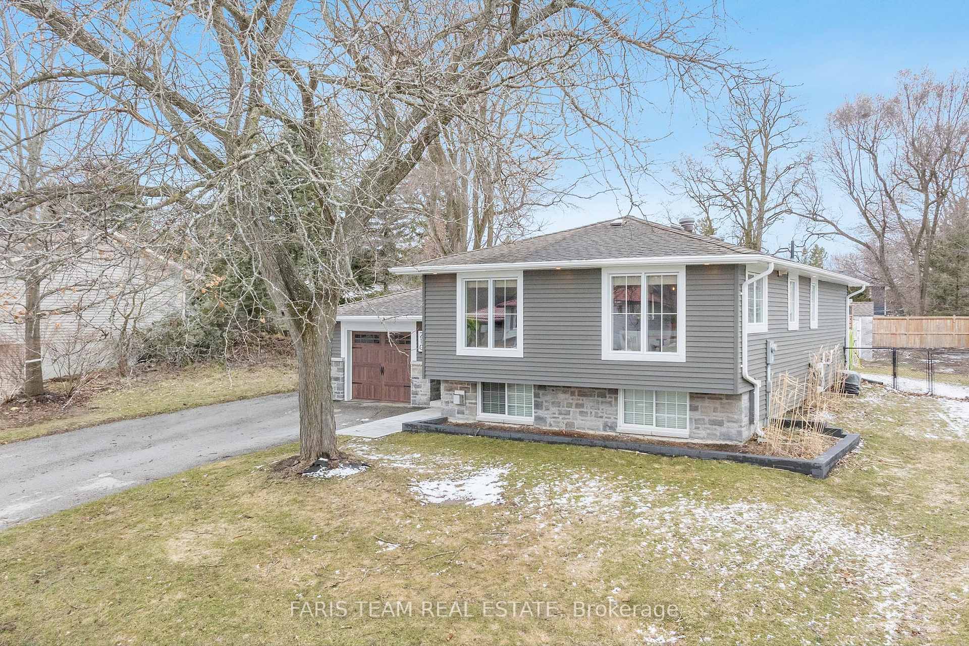 Photo 2 of 210 Spruce Crescent, Barrie, Bayshore — HOMEH