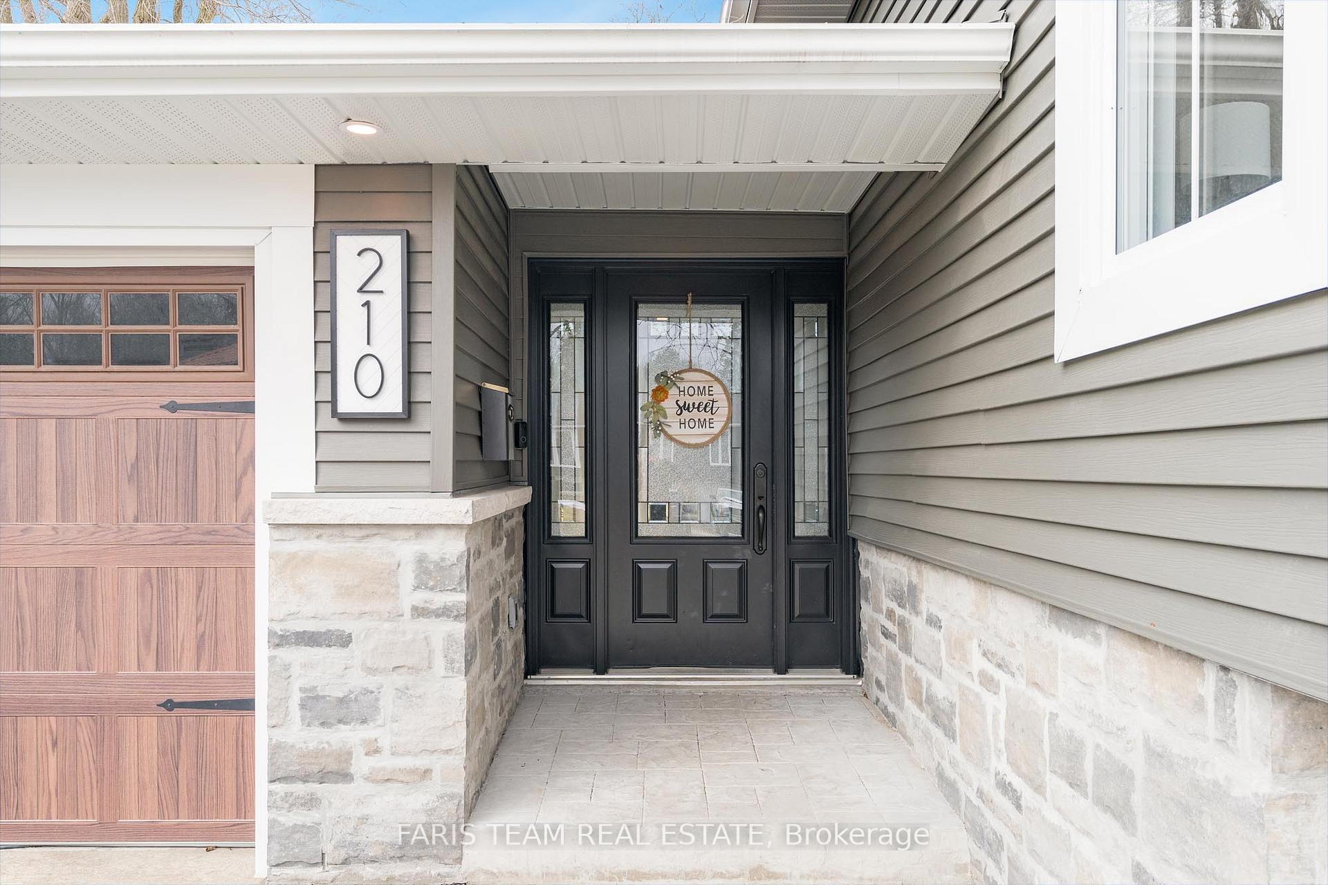 Photo 3 of 210 Spruce Crescent, Barrie, Bayshore — HOMEH