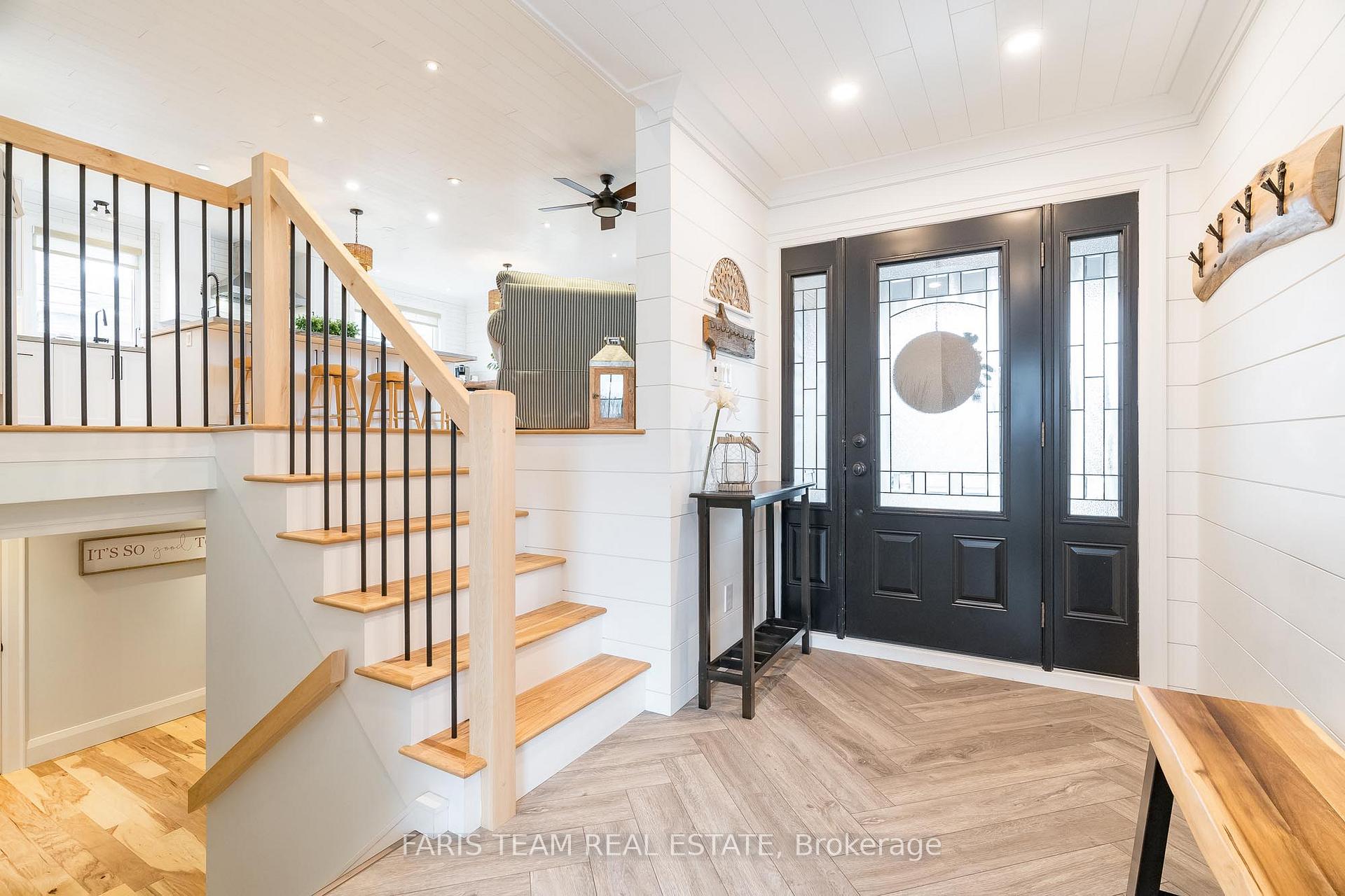Photo 4 of 210 Spruce Crescent, Barrie, Bayshore — HOMEH