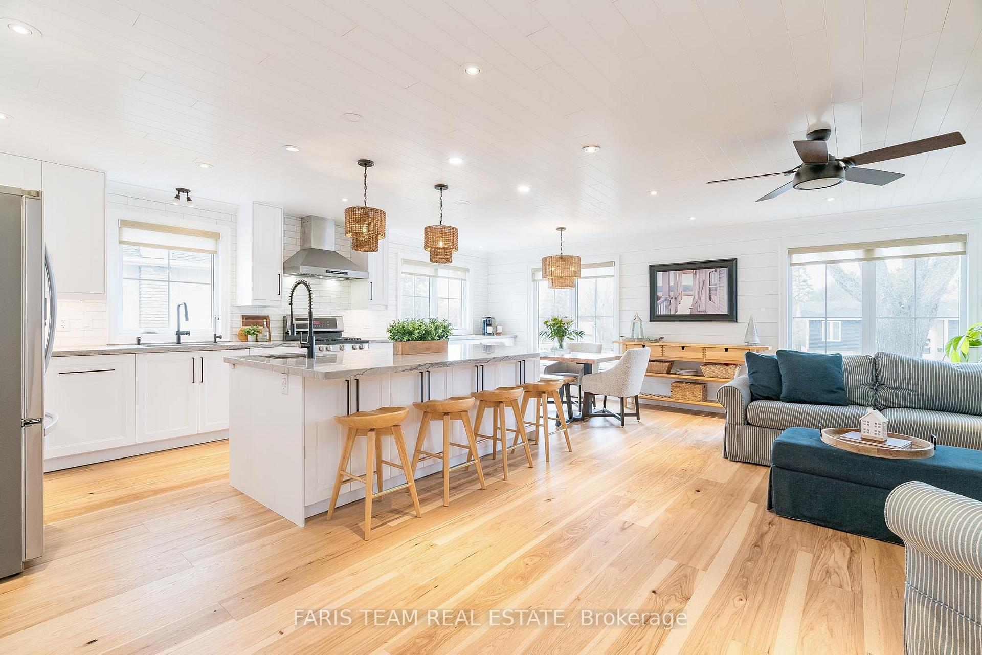 Photo 5 of 210 Spruce Crescent, Barrie, Bayshore — HOMEH
