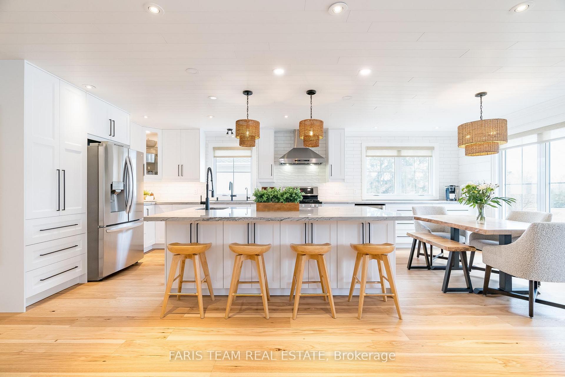 Photo 6 of 210 Spruce Crescent, Barrie, Bayshore — HOMEH