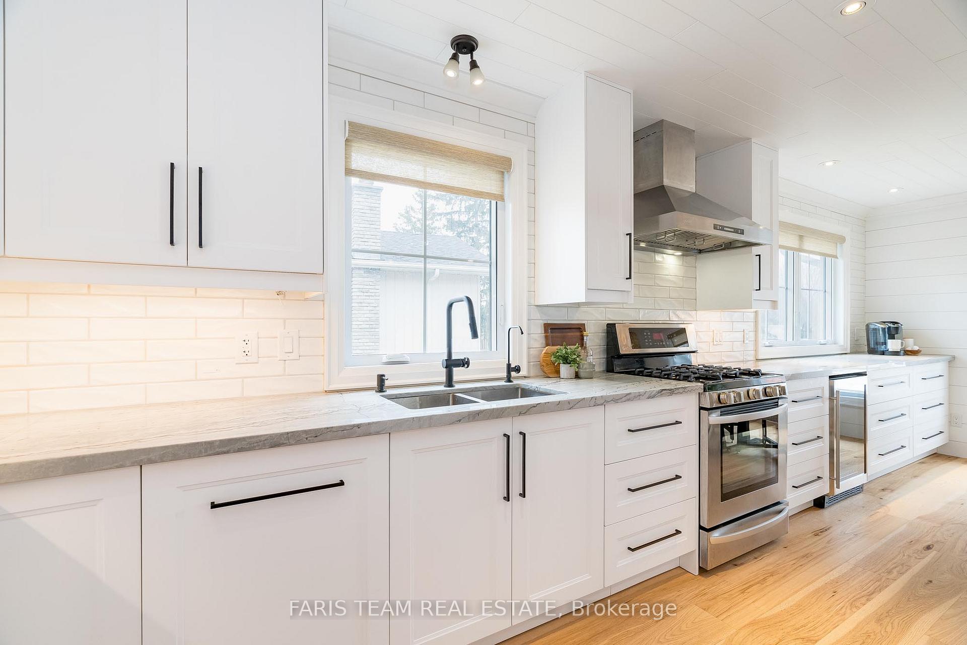 Photo 7 of 210 Spruce Crescent, Barrie, Bayshore — HOMEH